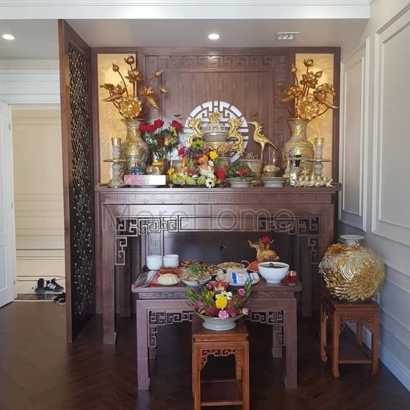 Tham khảo mẫu bàn thờ gỗ óc chó đẹp kích thước phong thủy, gia chủ lựa chọn mẫu bàn thờ này với mong muốn cầu mong an lành, may mắc, tài lộc tới gia đình.